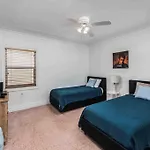 Villa Sleeps 18 In Miami Shores With Movie Theater / Pool / Jacuzzi