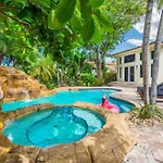 Villa Sleeps 18 In Miami Shores With Movie Theater / Pool / Jacuzzi