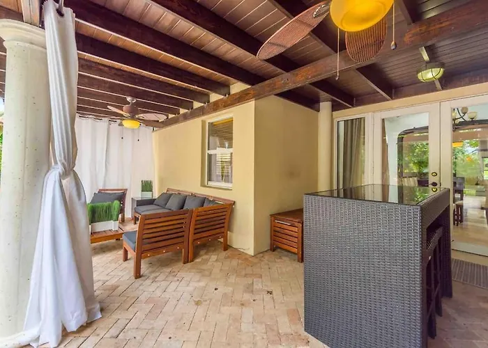Villa Sleeps 18 In Miami Shores With Movie Theater / Pool / Jacuzzi