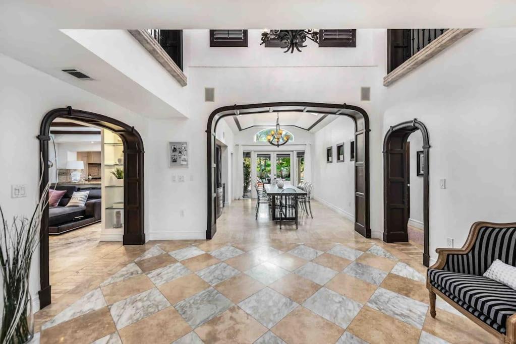 Sleeps 18 In Shores With Movie Theater / Pool / Jacuzzi Ferienhaus Miami