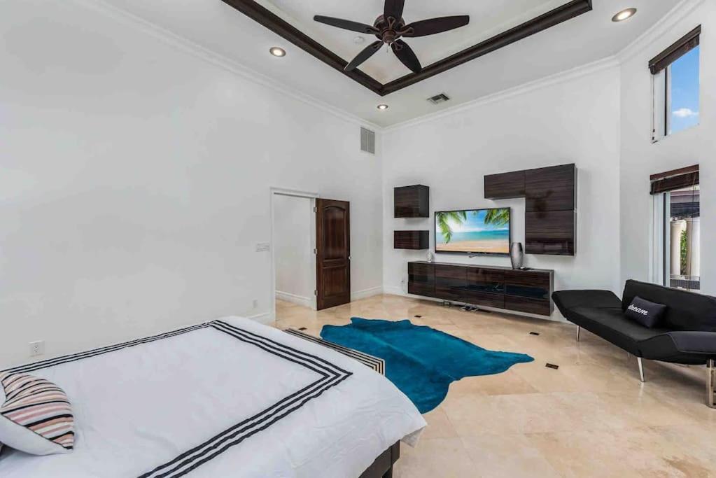 Sleeps 18 In Shores With Movie Theater / Pool / Jacuzzi