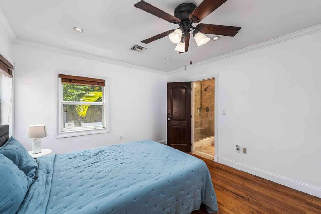 Sleeps 18 In Shores With Movie Theater / Pool / Jacuzzi Ferienhaus