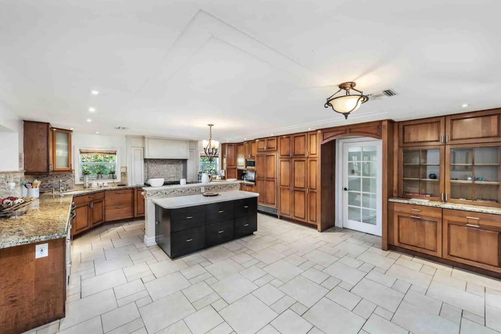 Ferienhaus Sleeps 18 In Shores With Movie Theater / Pool / Jacuzzi