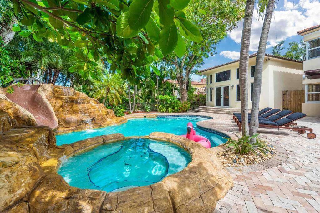 Sleeps 18 In Shores With Movie Theater / Pool / Jacuzzi * Miami